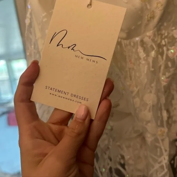 Elegant White Lace Gown - Picture 6 of 6